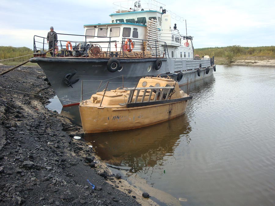 Спасательный бот с танкера «Лена-нефть».