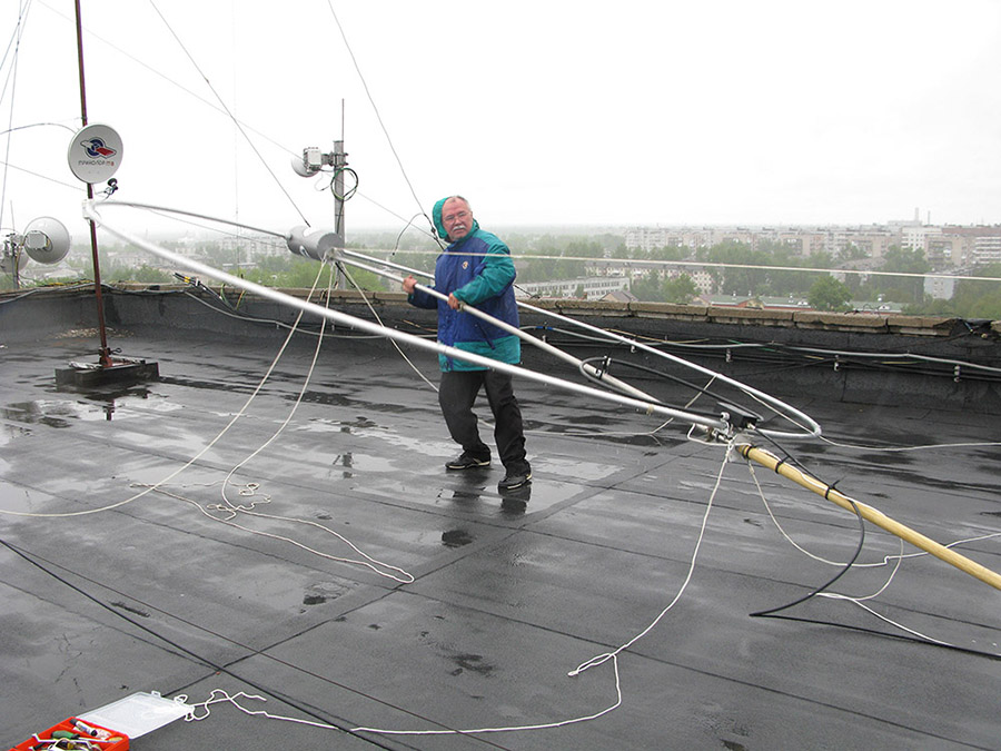 Подъем антенны на крыше.